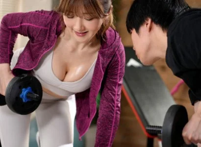 Cặp đôi chàng trai số hưởng và nữ PT gợi cảm dính lấy nhau