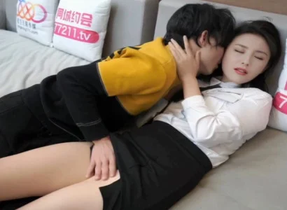 Cô thư ký xinh đẹp lén phục vụ sếp trong văn phòng vì tiền