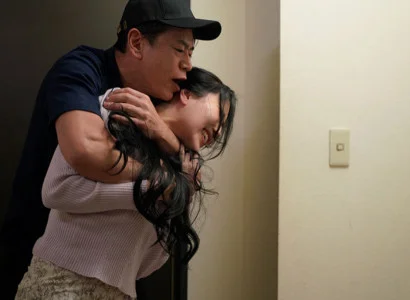 Nữ ca sĩ bị kẻ cuồng nhiệt cưỡng hiếp vì vẻ đẹp không lối thoát