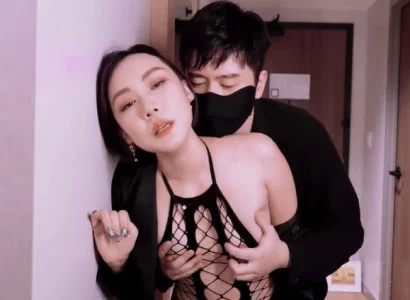 Phu nhân bán thân cho sếp để lấy tiền trả nợ cho chồng