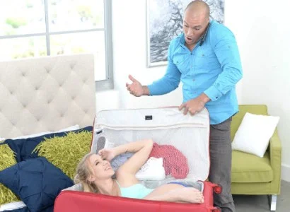 Món quà bên trong vali là điểm nhấn