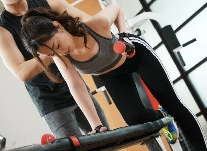 Người phụ nữ thiếu thốn tình dục và anh PT số hưởng chịch nhau